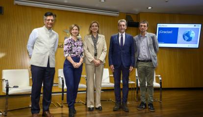 De derecha a izquierda: Shrashtant Patara, director ejecutivo de Development Alternatives y vicepresidente ejecutivo de DA Group (Delhi, India), Kasia Odrozek, coordinadora de Business Council for Ethics of AI, Bioethics and Ethics of Science, SHS Sector, UNESCO, S.A.R la Infanta Doña Cristina, directora del Área Internacional de Fundación ”la Caixa” ,José Moisés Martín Carretero, director general del Centro para el Desarrollo Tecnológico y la Innovación (CDTI), y Gorka Espiau, director de Agirre Lehendakaria Center y director científico de Work4Progress (W4P).