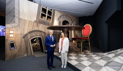 El director de CaixaForum Zaragoza, Ricardo Alfós, y la conservadora sénior de Teatro y Performance del Victoria and Albert Museum de Londres, Kate Bailey