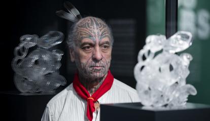 George Nuku admirando una de las obras de la muestra «Voces del Pacífico».