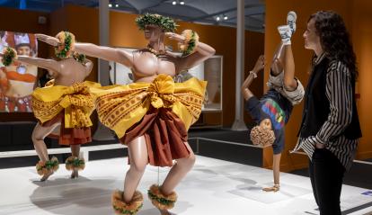 Una mujer observando algunas de las obras de la muestra «Voces del Pacífico».