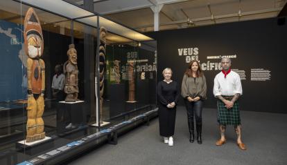 De izquierda a derecha: la comisaria de la exposición, Julie Adams, la directora de CaixaForum Barcelona, Mireia Domingo y el artista de origen maorí, George Nuku.
