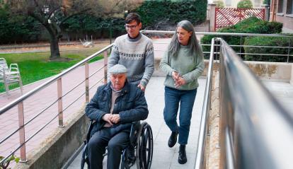 Yolanda Susan acompaña a Daniel García y Luciano a pasear.