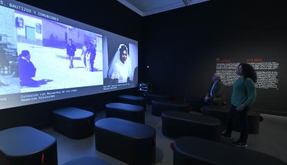 Una visitante disfrutando de una de las piezas audiovisuales de la muestra Recuerdos. La vida a través del cine doméstico en CaixaForum Barcelona. 