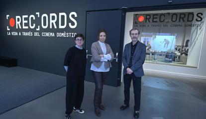 De izquierda a derecha: la comisaria de la exposición e investigadora, Núria F. Rius, la directora de CaixaForum Barcelona, Mireia Domingo, y el comisario de la exposición e investigador, Efrén Cuevas. 