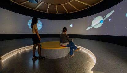 El evocador espacio final de la exposición nos habla de la música de las esferas.
