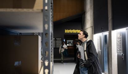 Un hombre leyendo uno de los carteles informativos de la exposición «Berlanga. Cine vida y humor» en CaixaForum Zaragoza. 