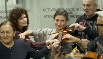 Violinista amb persones sordes a les sessions preparatòries del concert.