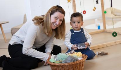 CaixaProinfància actua sobre els factors que condicionen el desenvolupament infantil en contextos de vulnerabilitat, com la manca d'autoestima i seguretat emocional.