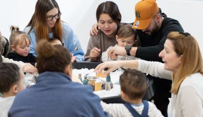 Pares i mares beneficiaris del programa amb els nens.