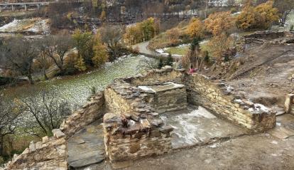 Imatge de les obres de rehabilitació de la muralla del Castell de València d’Àneu.