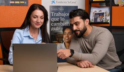 Ana y Rufo en la Fundación Secretariado Gitano, entidad que colabora con el programa Incorpora de la Fundación ”la Caixa”.