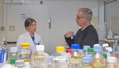 Roger Paredes en el laboratorio con una investigadora.