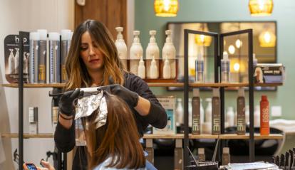 La mayoría de las inserciones impulsadas por el programa en el último año se han concentrado en el sector servicios, principal motor del mercado laboral español. 