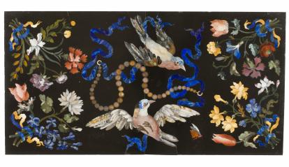 Galleria dei Lavori, Florencia, «Placa con pájaros y collar de perlas», primer tercio del siglo XVIII. Taracea de piedras duras.