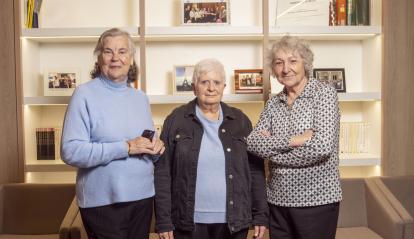 Neus, Flora y Dolors, asistentes al taller de duelo organizado en el Espacio Fundación ”la Caixa” Sant Lluís.