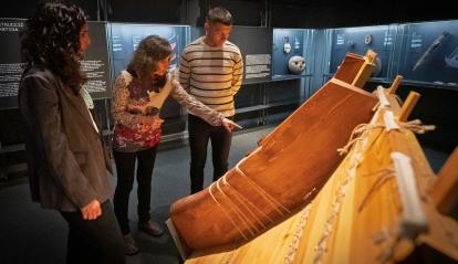 Visitants de l'exposició «Naufragis. Arqueologia submergida» a CaixaForum Tarragona.