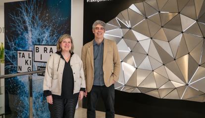 La directora de CaixaForum Lleida, Maribel Tost, i el coordinador de l'exposició a Fundació "la Caixa", Josep Miquel del Campo.