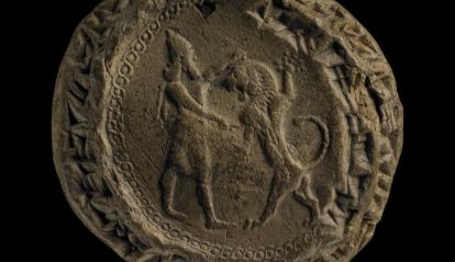 Impresión sobre arcilla de un sello con un rey asirio apuñalando a un león, 715 a. de C., Nínive (Irak). SM.2276.