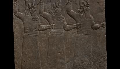 Bajorrelieve mural en yeso que representa a los dioses Sebitti y en el que todas las figuras se muestran con la mano derecha alzada sujetando un hacha, 645-64 a. de C., palacio norte, Nínive (Irak). 1856,0909.41.