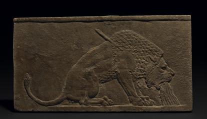 Bajorrelieve mural en yeso de un león herido de muerte por una flecha, 645-640 a. de C., palacio norte, Nínive (Irak). 1992,0404.1.