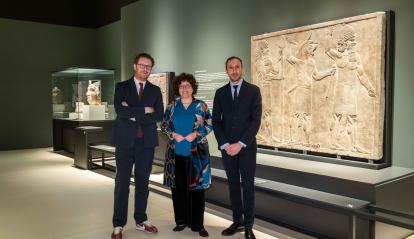 El director del British Museum, Nicholas Cullinan; la directora de CaixaForum Madrid, Isabel Fuentes, y el comisario del Departamento de la Antigua Mesopotamia en Medio Oriente del British Museum, Sébastien Rey.