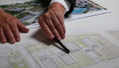 L’arquitecte Eduard Gascón amb els plànols del CaixaResearch Institute.