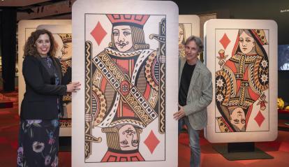 La conservadora sénior de Teatro y Performance del Victoria and Albert Museum de Londres y comisaria de la muestra, Kate Bailey, i el director de CaixaForum València, Álvaro Borrás.