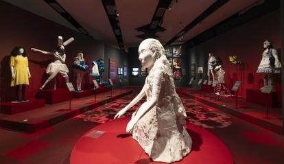 Una de las obras presentes en la exposición «Los mundos de Alicia» en CaixaForum València.