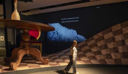 Una visitante admirando una de las salas de la muestra «Los mundos de Alicia» en CaixaForum València.