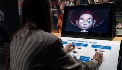 Una visitante juega con los riggs de la cara de Jessie, de Toy Story.