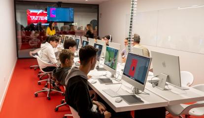 Alumnos en las instalaciones del nuevo Centro TUMO Bilbao‑Bizkaia.