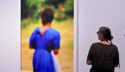  102 Una dona admirant les obres de la mostra Desenfocat. Una altra visió de l´art a CaixaForum Barcelona.