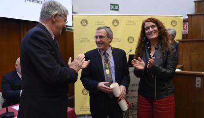 Josep Dalmau rep el premi a mans de Gregorio Rábago Juan-Aracil, president de la Fundación Conchita Rábago, i Eva Ortega-Paíno, secretària general d'Investigació al Ministeri de Ciència, Innovació i Universitats.