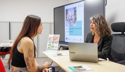 Sonia Roa, técnica de la Asociación Arrabal, hablando con Noelia Pérez.