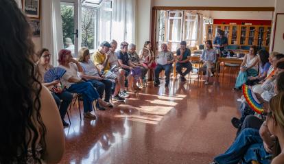 Imagen del encuentro intergeneracional para hablar de edadismo en el Centro Social para Personas Mayores El Llano, en Gijón.