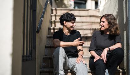 Ossama Mamouni, usuari del projecte BACstation, juntament amb Laia Serrano, fundadora i directora general de BarcelonActua.