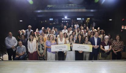 Foto de família del segon acte de resolució de les Convocatòries de Projectes Socials 2025 a Catalunya celebrat a Girona amb la directora de col·laboracions i aliances per a l’impuls social de la Fundació ”la Caixa”, Sandra Blanch, al centre, juntament amb els representants de les entitats socials seleccionades.