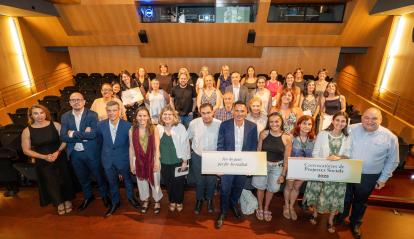 Foto de família del segon acte de resolució de les Convocatòries de Projectes Socials 2025 a Catalunya celebrat a Lleida amb la directora de col·laboracions i aliances per a l’impuls social de la Fundació ”la Caixa”, Sandra Blanch, al centre, juntament amb els representants de les entitats socials seleccionades.