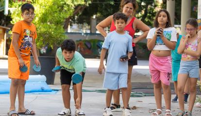 Niños y niñas usuarios del programa CaixaProinfancia jugando. 