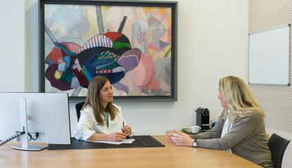 Núria García y Ana Zabalza en una de las oficinas del CEMCAT.