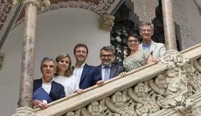 De izquierda a derecha: el Dr. Josep Maria Campistol, director general del Hospital Clínic de Barcelona; la Sra. Elisenda Bonet, coordinadora tecnológica y ejecutiva del proyecto fetaLife de BCNatal; el Dr. Eduard Gratacós, director de BCNatal y del proyecto fetaLife; el Sr. Àngel Font, subdirector general de Investigación y Becas de la Fundación “la Caixa”; la Dra. Elisenda Eixarch, coordinadora médica y científica del proyecto fetaLife de BCNatal; el Dr. Miquel Pons, director gerente del Hospital Sant Joan de Déu.