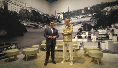 El director de CaixaForum Sevilla, Moisés Roiz, y el comisario de la exposición, Efrén Cuevas.