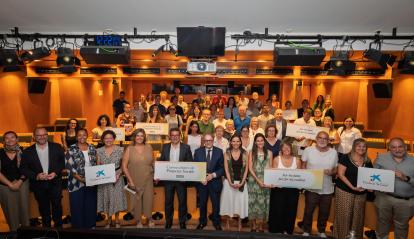 Foto de familia del acto de resolución de las Convocatorias de Proyectos Sociales 2025 en Tarragona, con el subdirector general de Social, Marc Simón, en el centro, y los representantes de las entidades sociales seleccionadas.