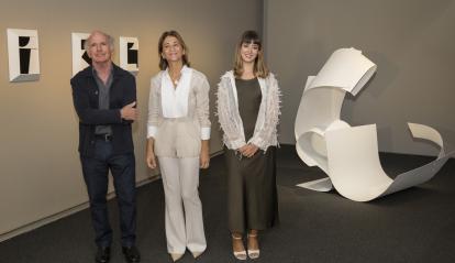 L'artista Ñaco Fabré; la directora de CaixaForum Palma, Margarita Pérez-Villegas, i la comissària Raquel Victoria Rodríguez.