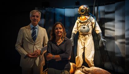 El director de CaixaForum Zaragoza, Ricardo Alfós, y la comisaria de la exposición y responsable del Centre d'Arqueologia Subaquàtica de Catalunya, Rut Geli.