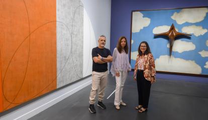 La directora de CaixaForum Barcelona, Mireia Domingo (centro), junto con los comisarios Carlos Martín (izquierda), historiador del arte, y Nimfa Bisbe (derecha), directora de la Colección de Arte Contemporáneo de la Fundación ”la Caixa”.