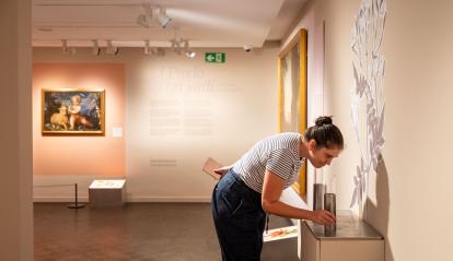 Visitant en l'exposició «La botànica de l'art» a CaixaForum Lleida.