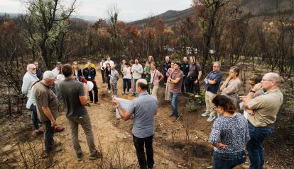 Participants de la trobada durant la visita a l'àrea afectada per l'incendi de Les Gavarres.