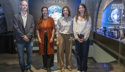 Michael Booth, Marion Friedl, Anna Colomer i Anna Ruiz Ayala, a l'entrada de l'exposició.
