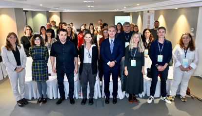 Foto de familia del acto de resolución de las Convocatorias de Proyectos Sociales Cantabria 2026 en Oviedo, con la directora de Colaboraciones y alianzas para el impulso social de la Fundación ”la Caixa”, Sandra Blanch, en el centro, junto con los representantes de las entidades sociales seleccionadas.